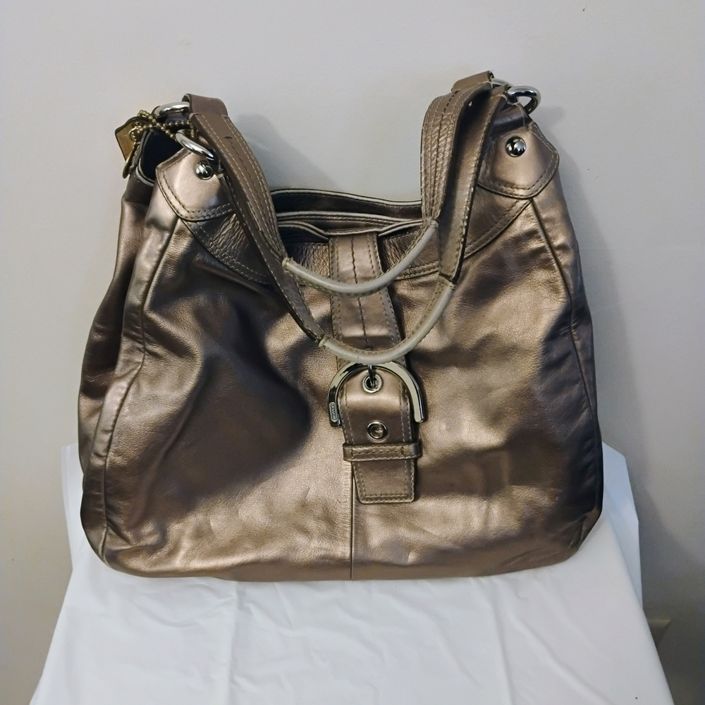 Elegant Metallic Shoulder Bag - Picture 2 of 9